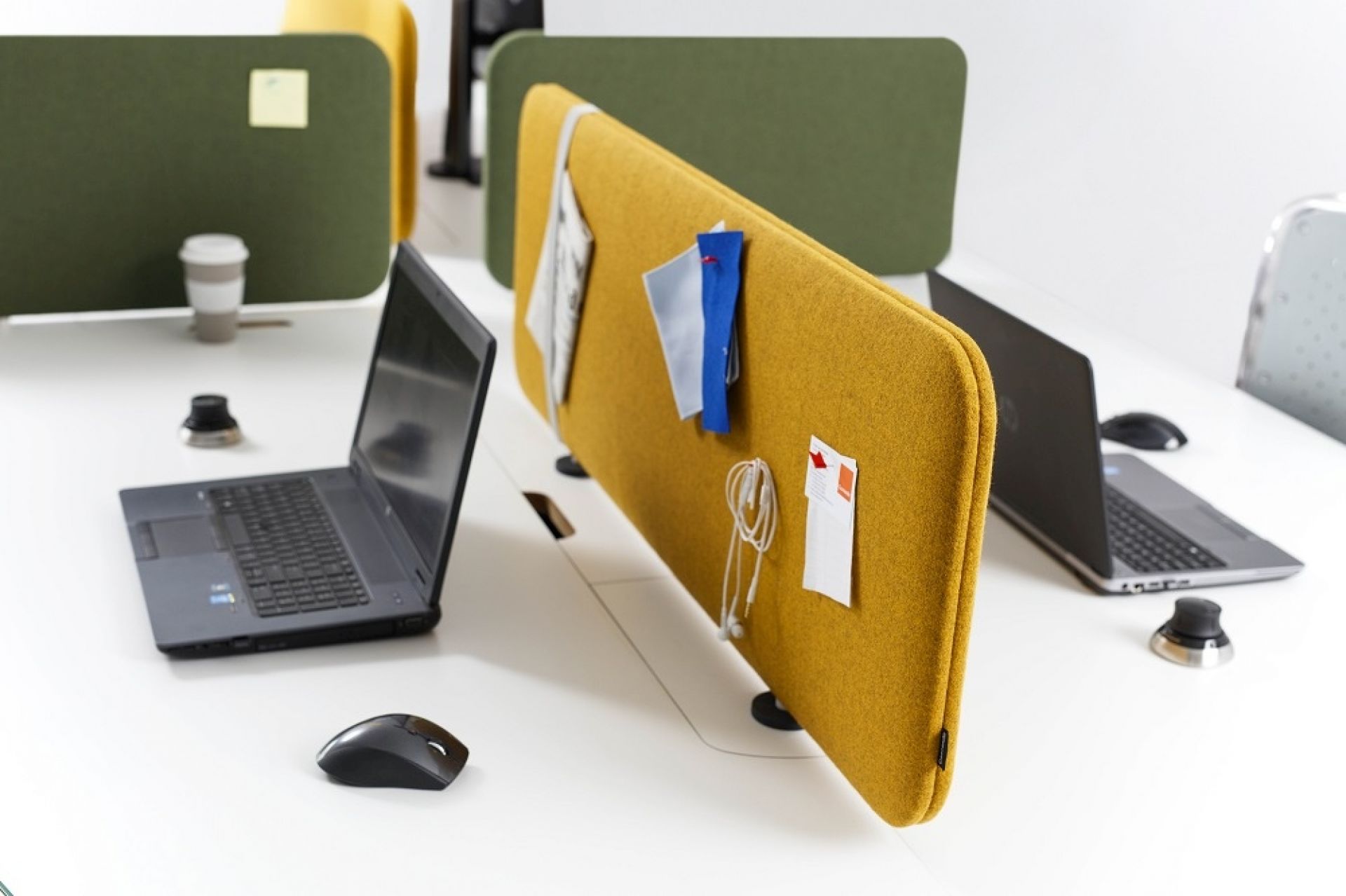 Gelbes Pillow Desk Akustikelement von Cascando am Schreibtisch mit Laptop und Büromaterial. Schallschutz für Büro.