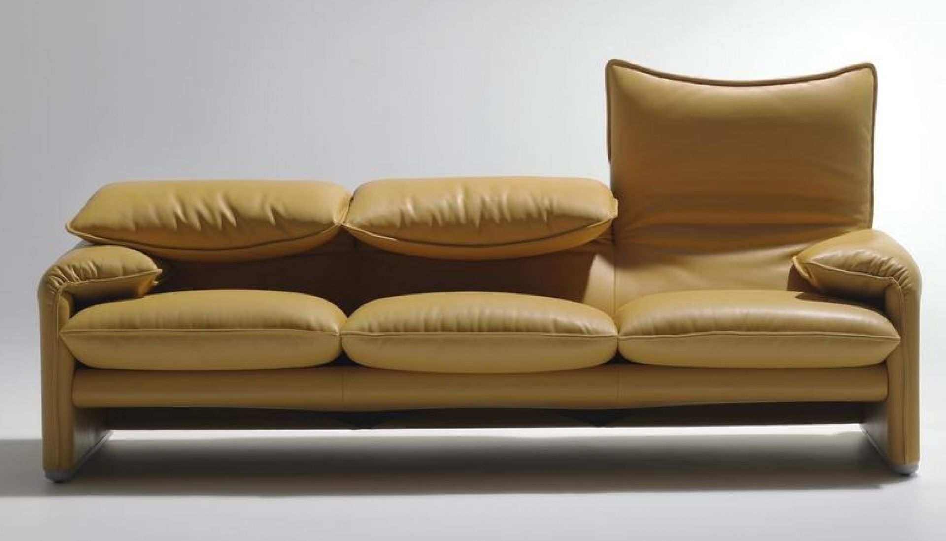 Cassina Maralunga Sofa, Dreisitzer in hellbraunem Leder, modernes Design Sofa für Wohnzimmer und Lounge.