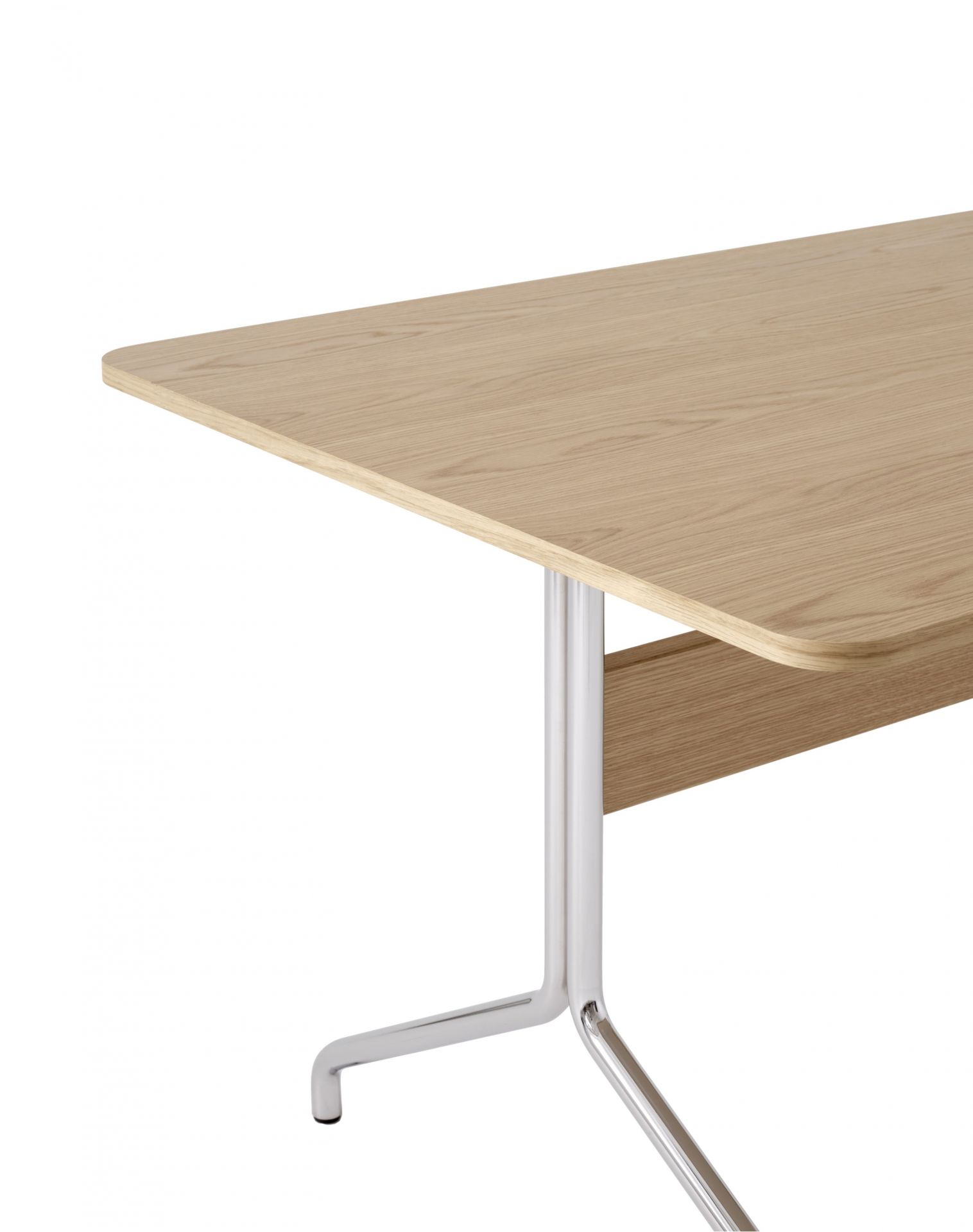 Detailaufnahme des AndTradition Pavilion AV18 Tisches mit heller Holzplatte und verchromtem Stahlgestell.