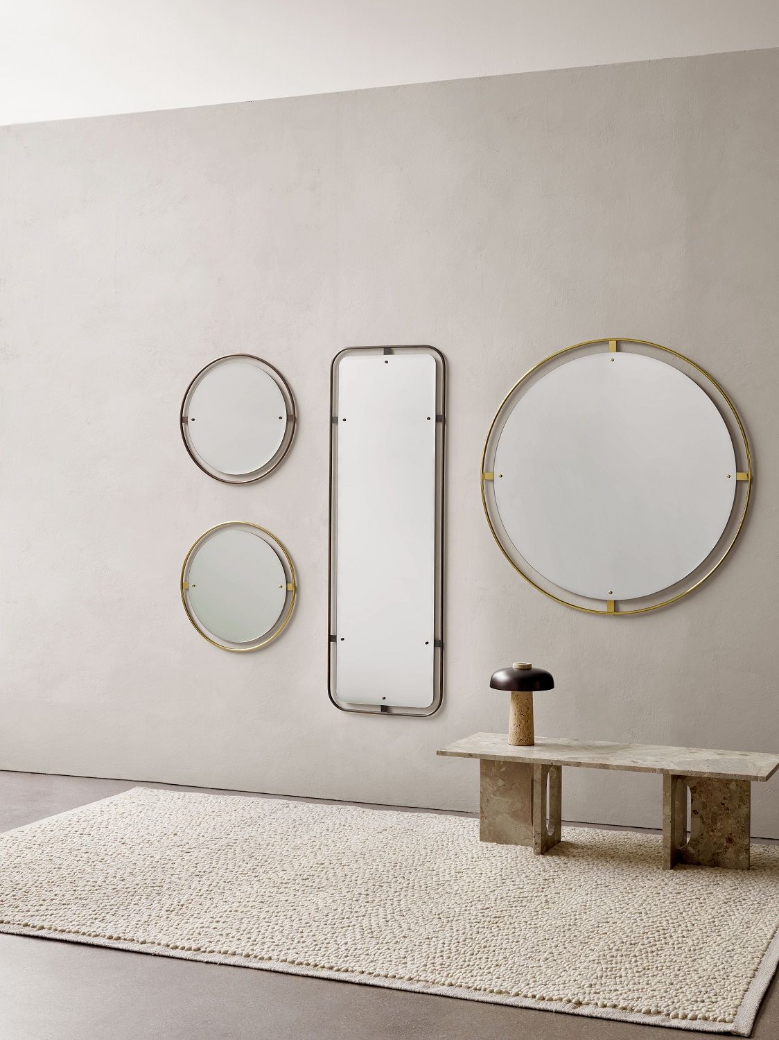 Audo Copenhagen Gravel Rug Teppich in Beige mit Spiegeln und Tisch im Interieur.