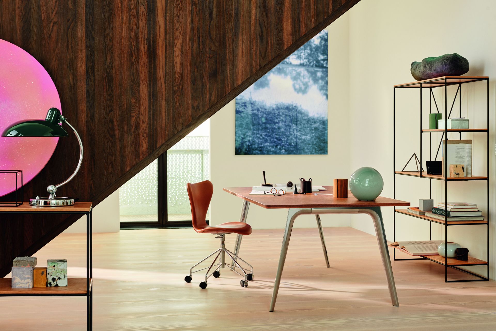 Büro-Szene mit braunem Siebener Drehstuhl von Fritz Hansen am Schreibtisch. Designmöbel für Arbeitszimmer.