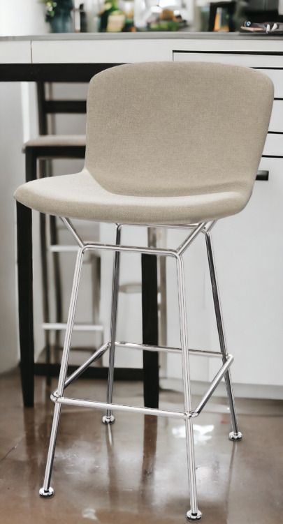 Bertoia Barhocker mit beigem Sitz und verchromtem Gestell für moderne Küchendesigns.