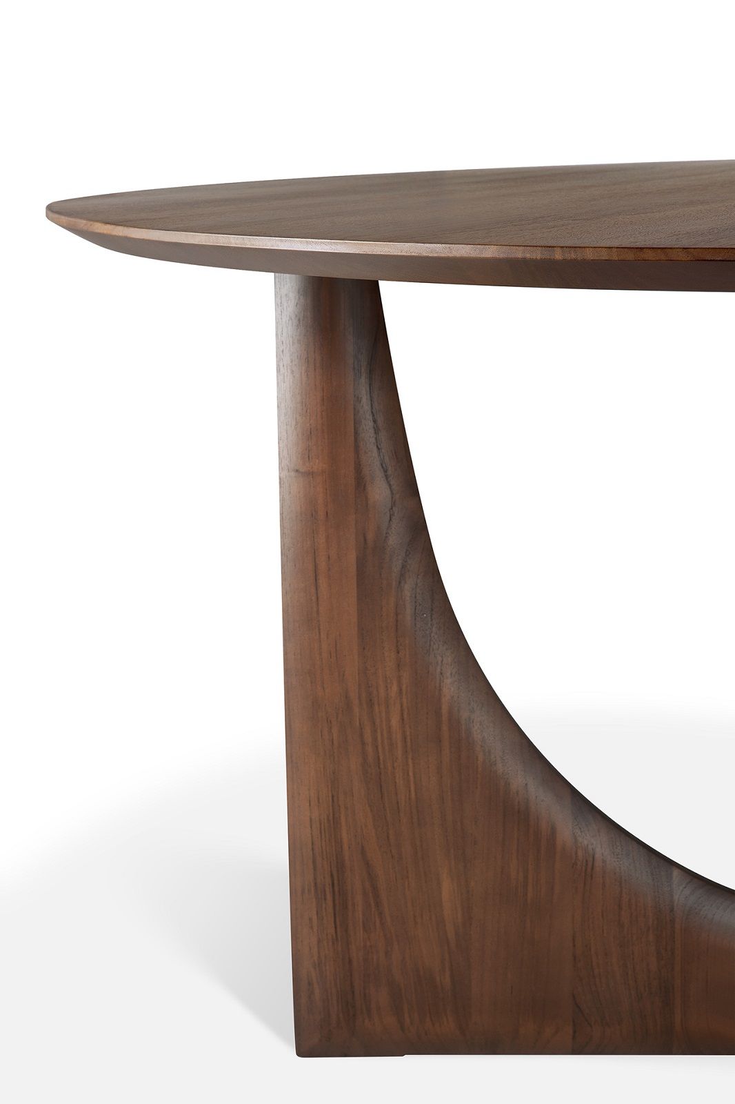Detailaufnahme des Ethnicraft Geometric Tisches aus braunem Teakholz mit markantem, gebogenem Bein.