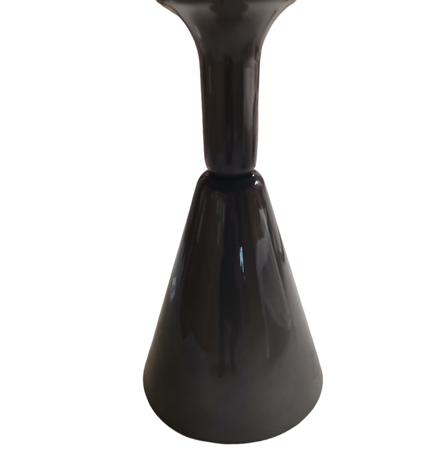 Detailaufnahme des Pion Esstisch-Fußes von Sancal in Nude. Moderner runder Tisch für Esszimmer.