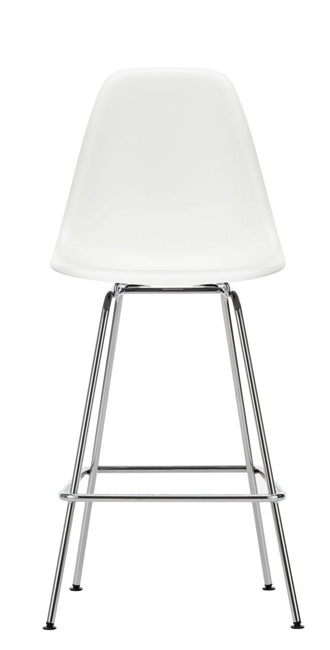 Weißer Eames Plastic Bar Stool von Vitra mit verchromtem Gestell, ideal für moderne Küchen.