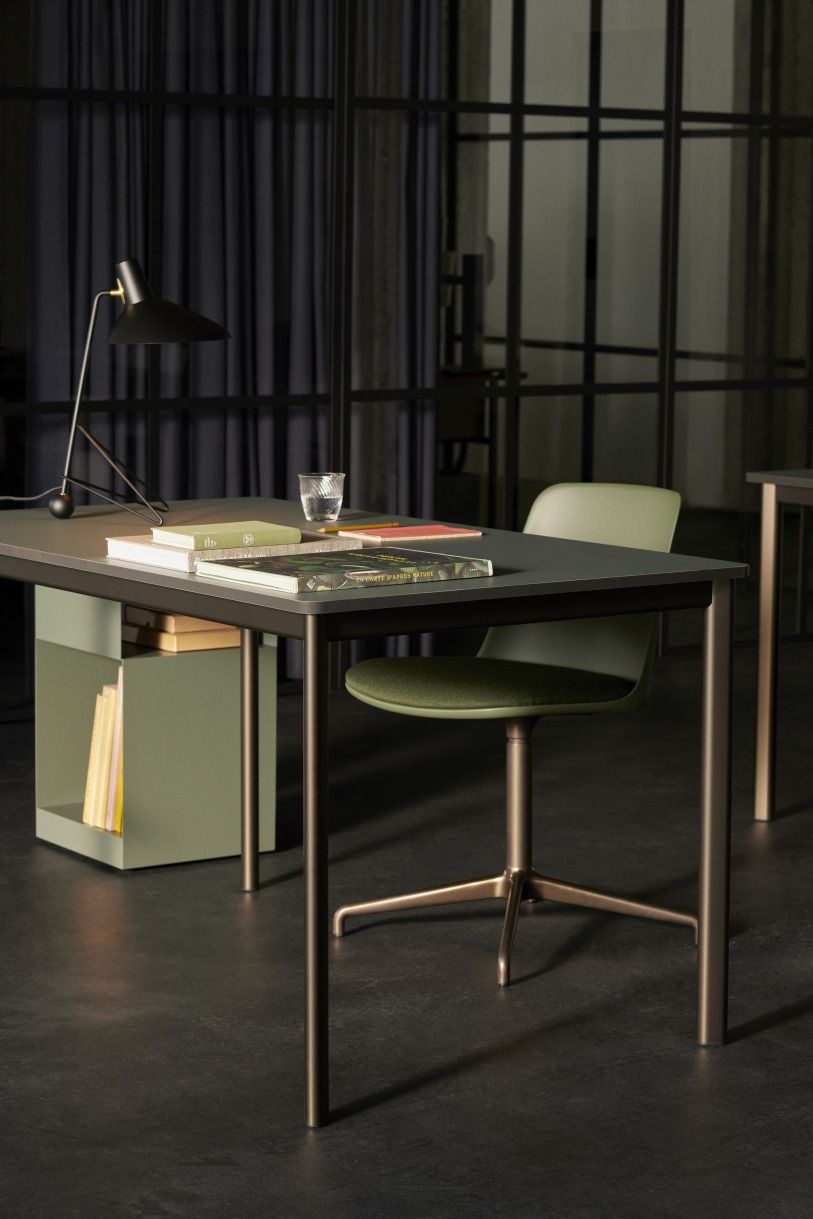 AndTradition Drip Table HW58 mit grauer Tischplatte und grünen Elementen im modernen Büroambiente.