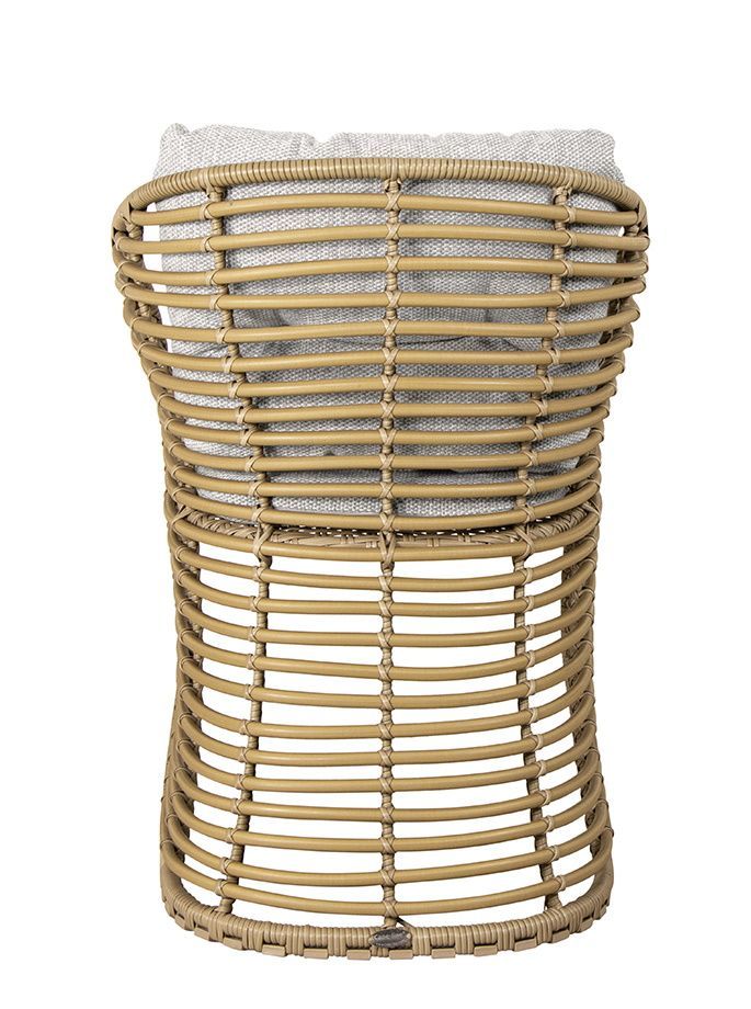 Rückansicht des Cane-Line Basket Sessels aus Rattan mit grauem Sitzkissen. Gartenmöbel für den Außenbereich.