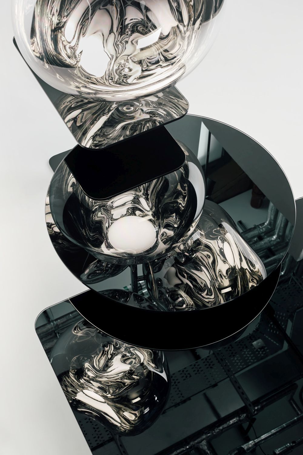 Detailaufnahme des Flash Beistelltisches von Tom Dixon, ein moderner Couchtisch mit reflektierenden Oberflächen.