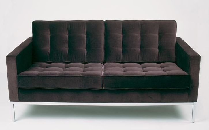 Florence Knoll RELAX Sofa mit dunkelbraunem Samtbezug und verchromtem Stahlgestell, modernes Design.