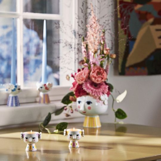 Eva Teelichthalter 2er Set von Bjorn Wiinblad: Keramik Teelichtständer mit Gesicht und floralen Mustern als Tischdeko.