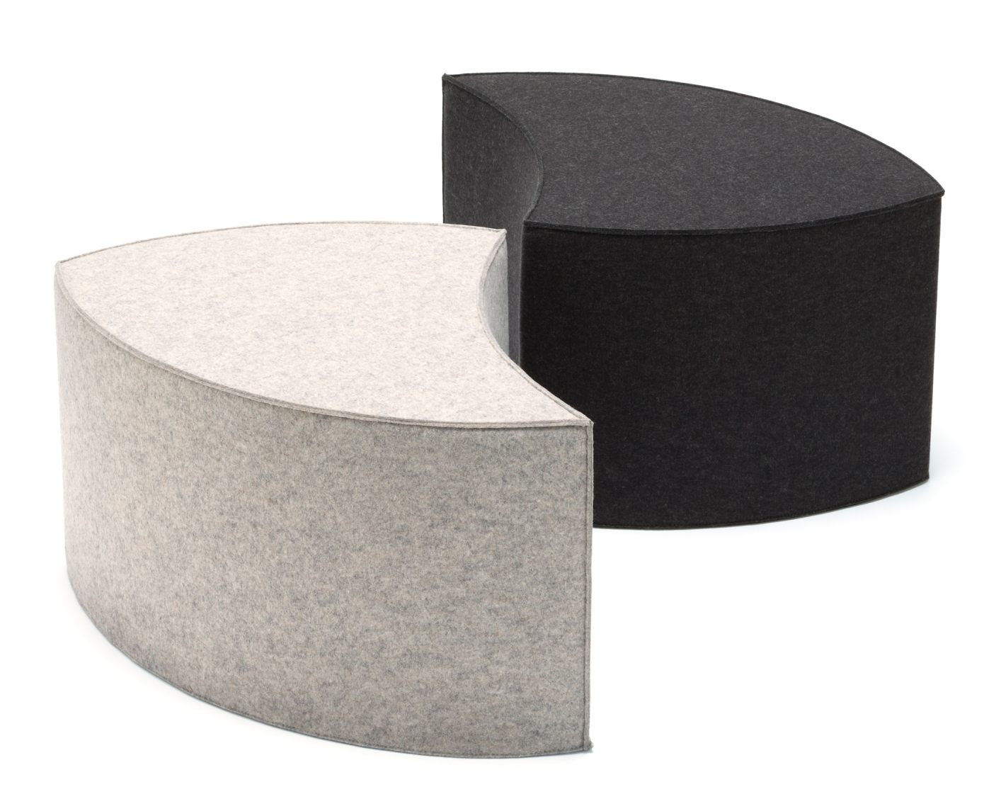Posito Sitzmöbel von Hey-Sign: Halbkreisförmige, graue und schwarze Filzhocker als flexible Sitzgelegenheit für moderne Räume.