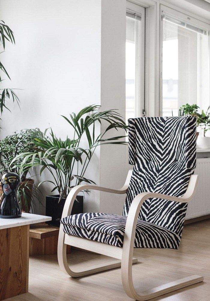 Artek Sessel 401 mit Zebra-Muster: Design-Sessel aus Holz für Wohnzimmer und Lounge.