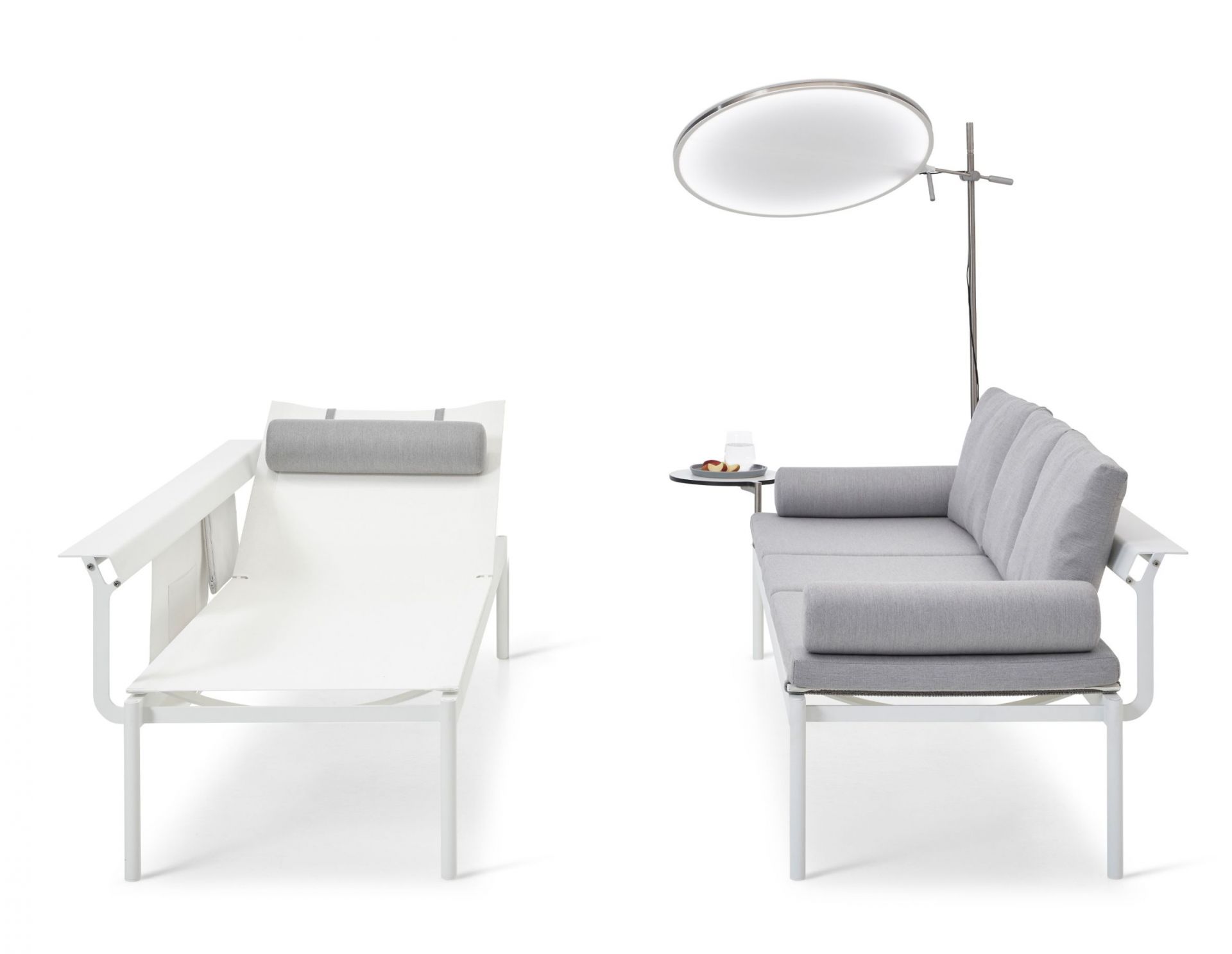 Sol + Luna Sonnenliege und Sofa von Extremis für den Außenbereich mit Sonnenschirm und Beistelltisch.