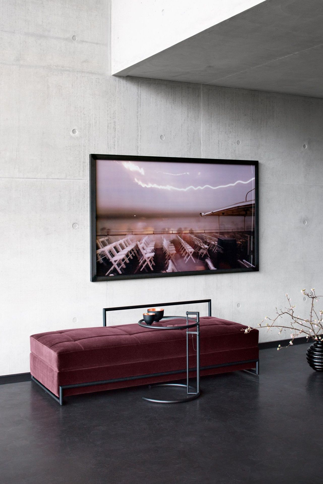 Nahaufnahme der Classicon Day Bed Grand Liege in bordeauxrotem Samt mit Beistelltisch in modernem Wohnzimmer.
