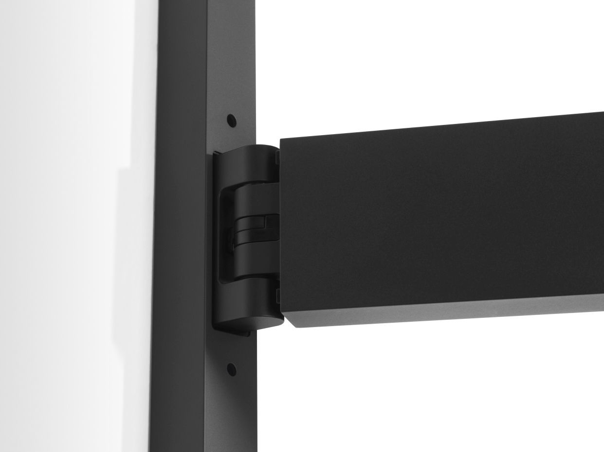 Detailaufnahme der schwarzen Flos Black Flag Wandleuchte, die an einer weißen Wand befestigt ist.