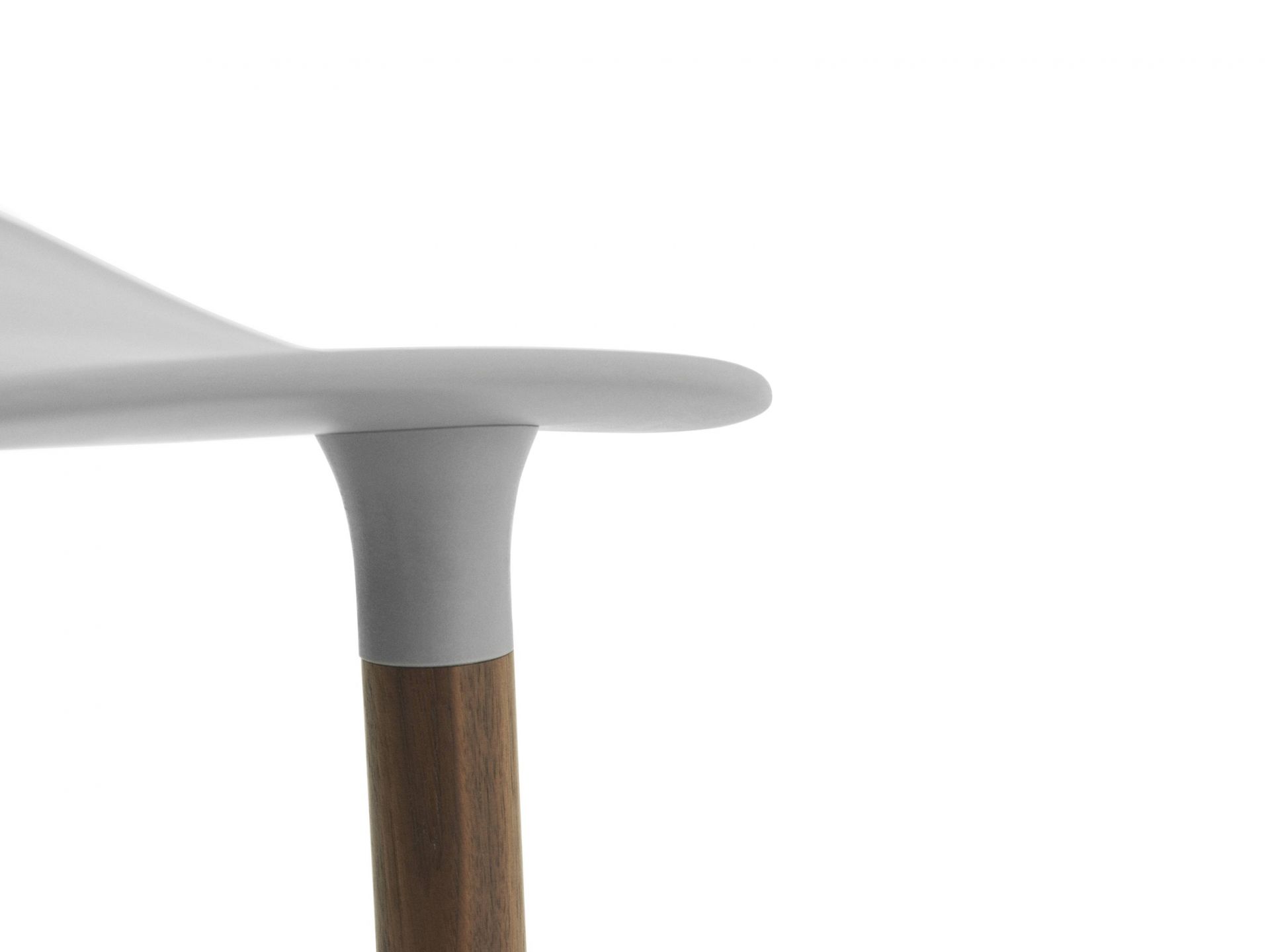 Detailaufnahme eines Form Barhockers von Normann Copenhagen mit Sitzfläche und Holzbein.