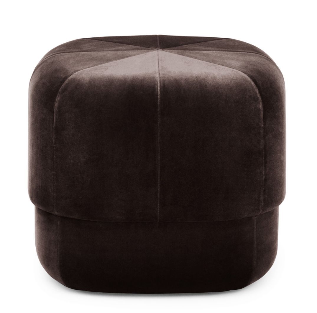 Brauner Circus Pouf Small Hocker von Normann Copenhagen, gepolstert mit weichem Samtstoff, quadratische Form.