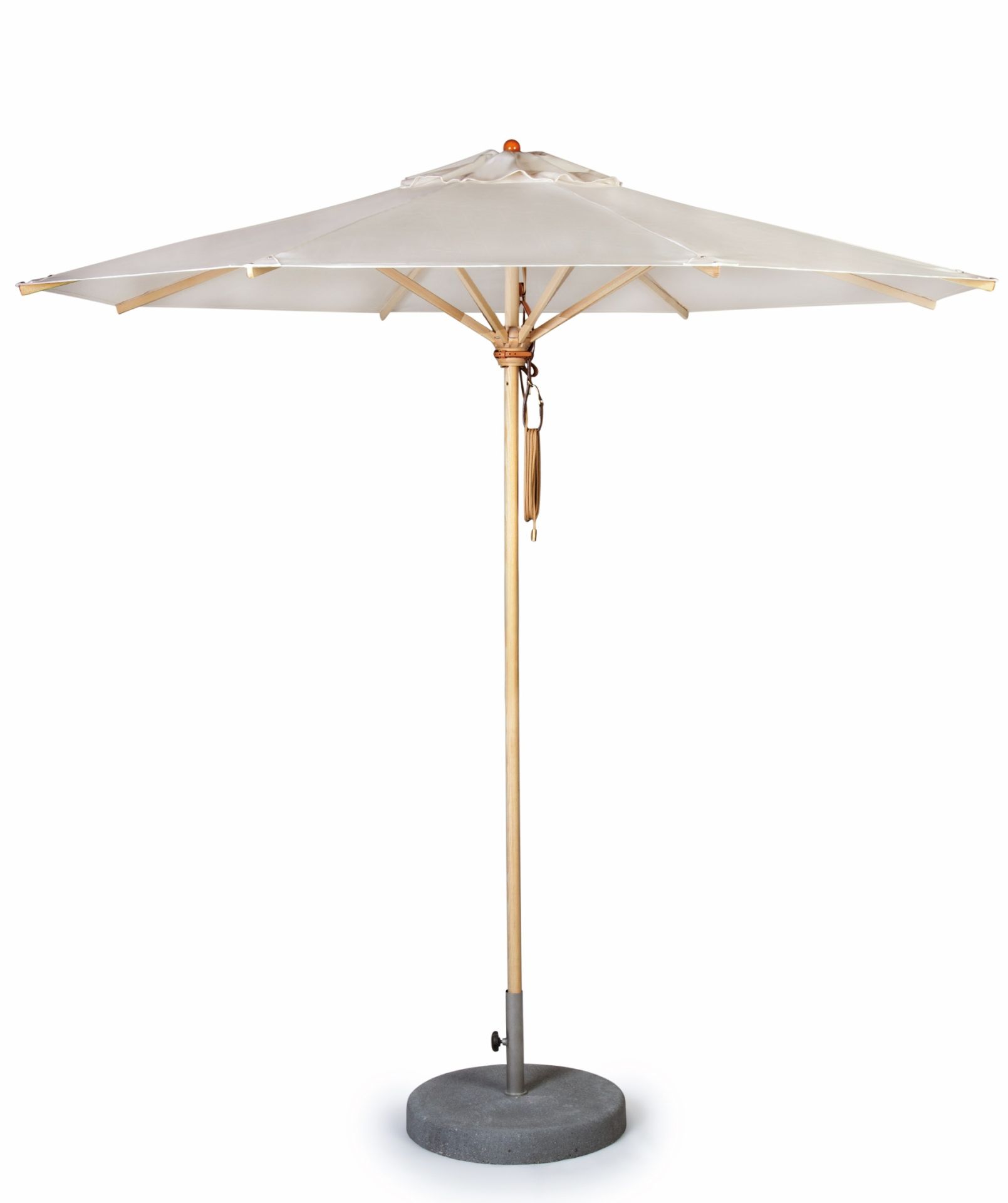 Weishäupl Klassiker Sonnenschirm mit hellem Stoffbezug, Holzgestell und grauem Betonsockel für Garten und Terrasse.