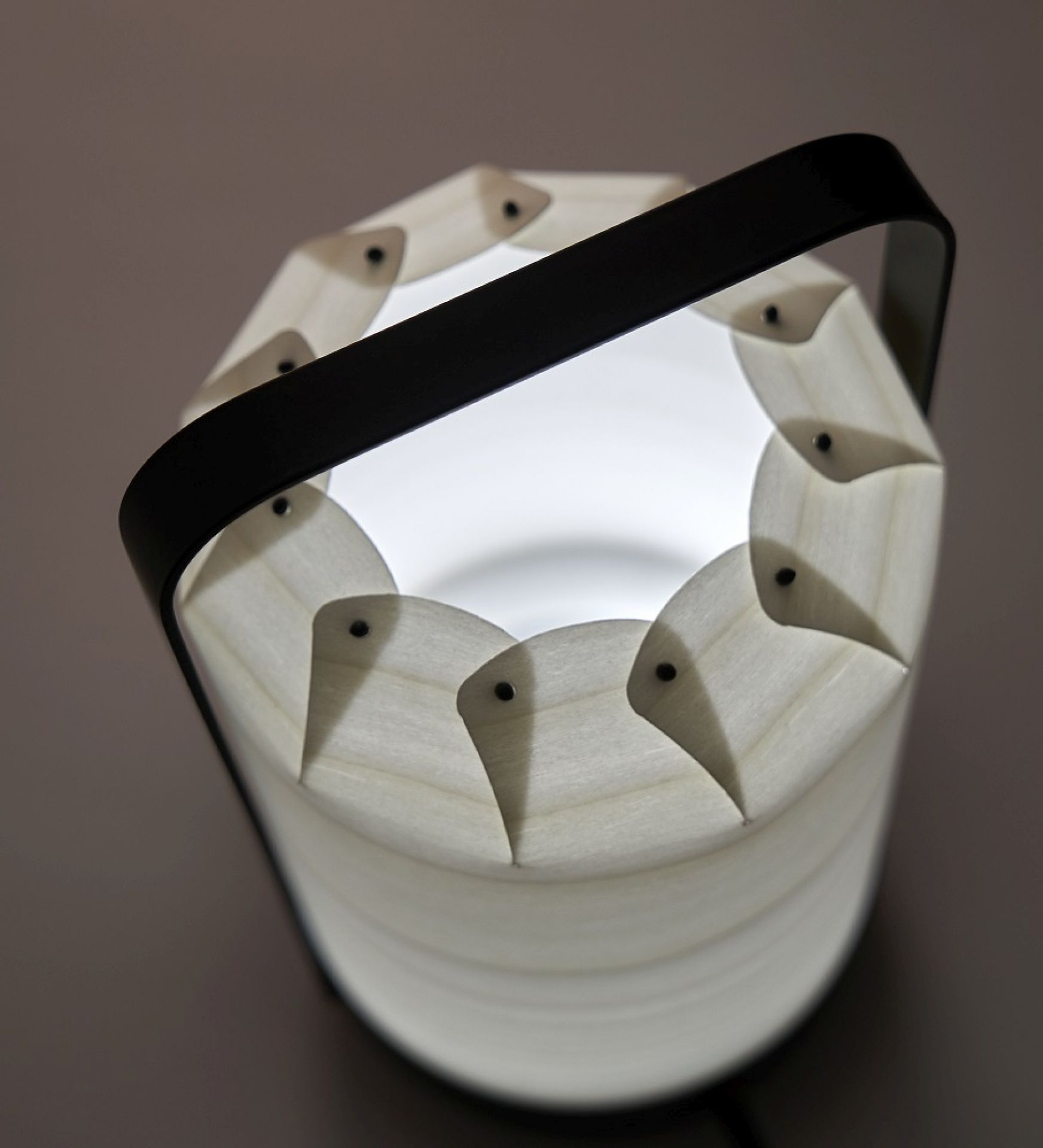 Nahaufnahme der Chou LED Akkuleuchte von LZF Lamps, eine moderne Tischleuchte mit USB-Anschluss.