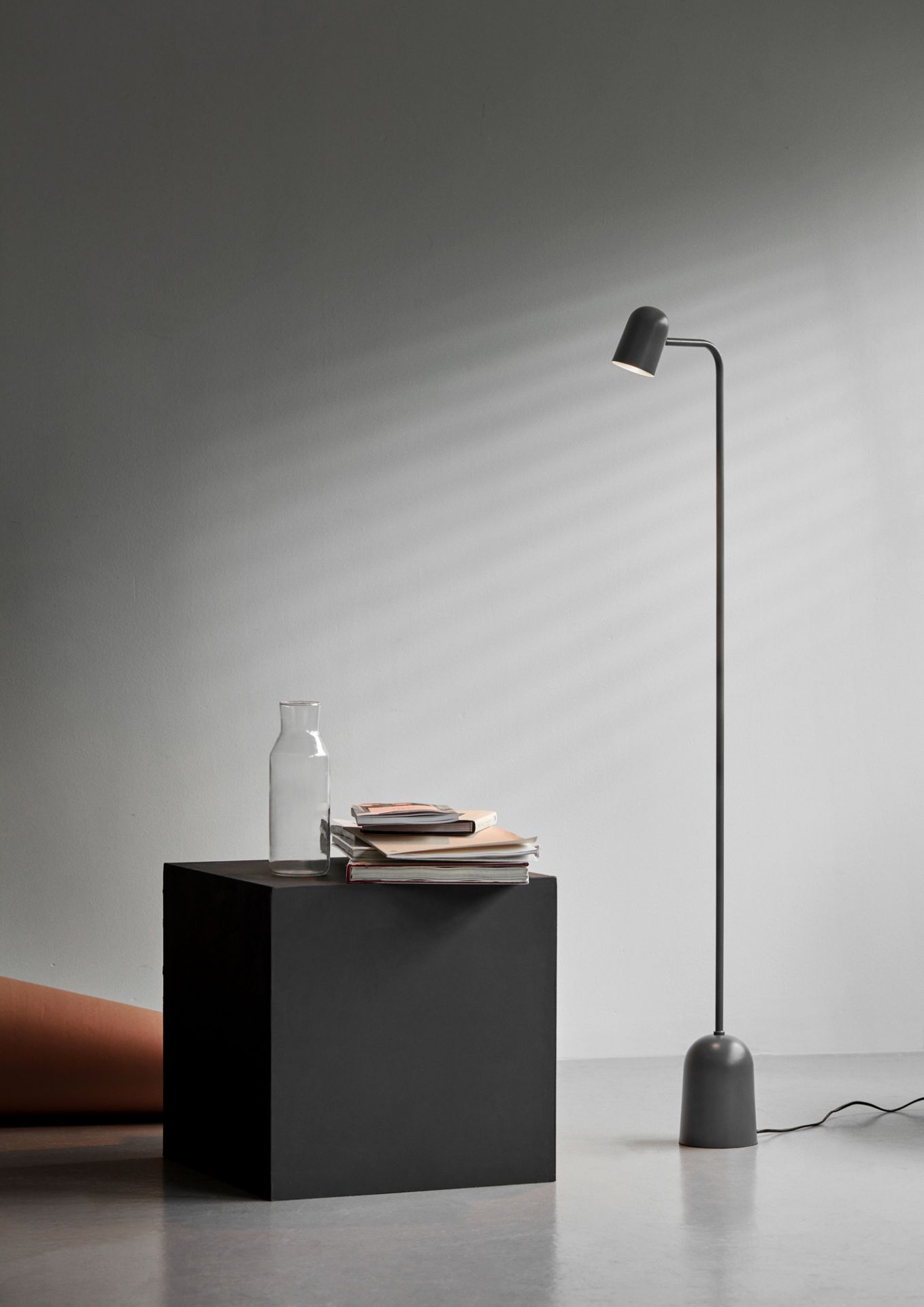 Buddy Floor Stehleuchte von Northern in Weiß: Moderne Stehlampe für Wohnzimmer und Schlafzimmer.