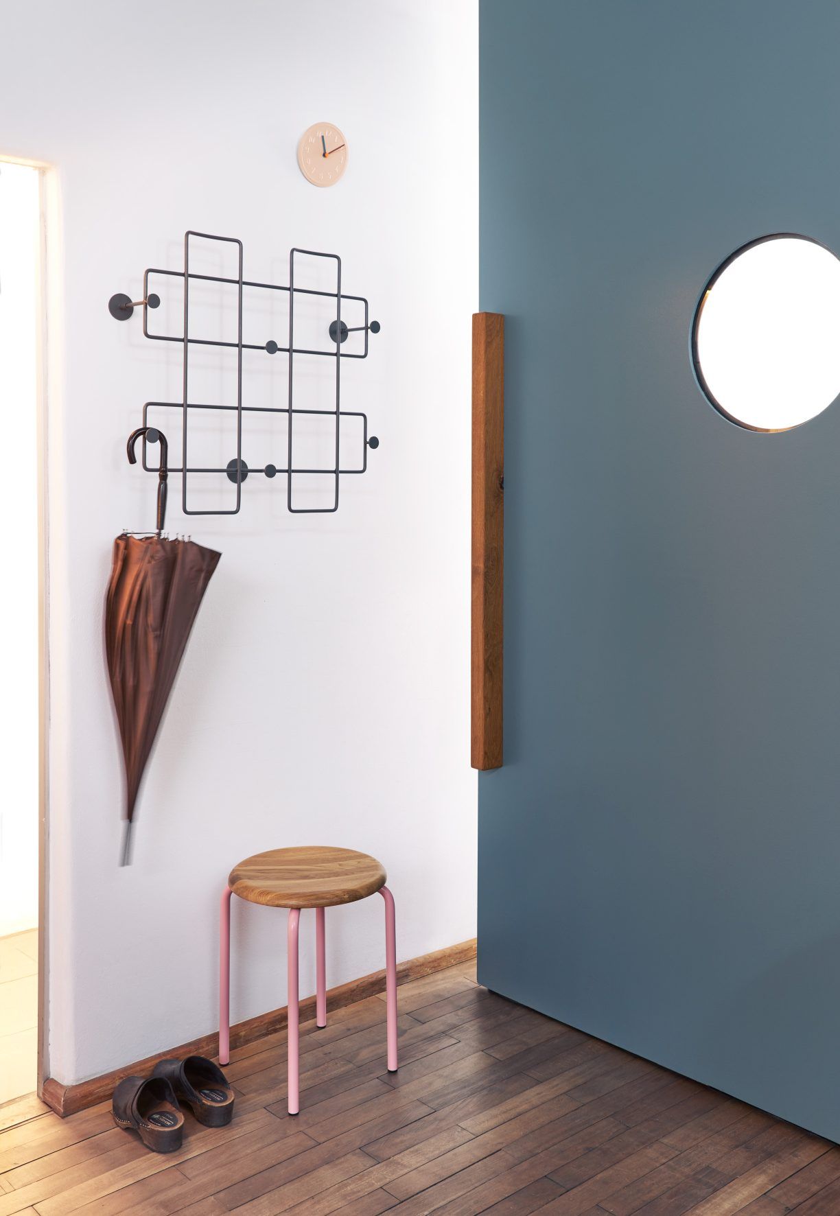 Bazar Wandgarderobe von Richard Lampert mit Regenschirm, Hocker und Schuhen im Flur.