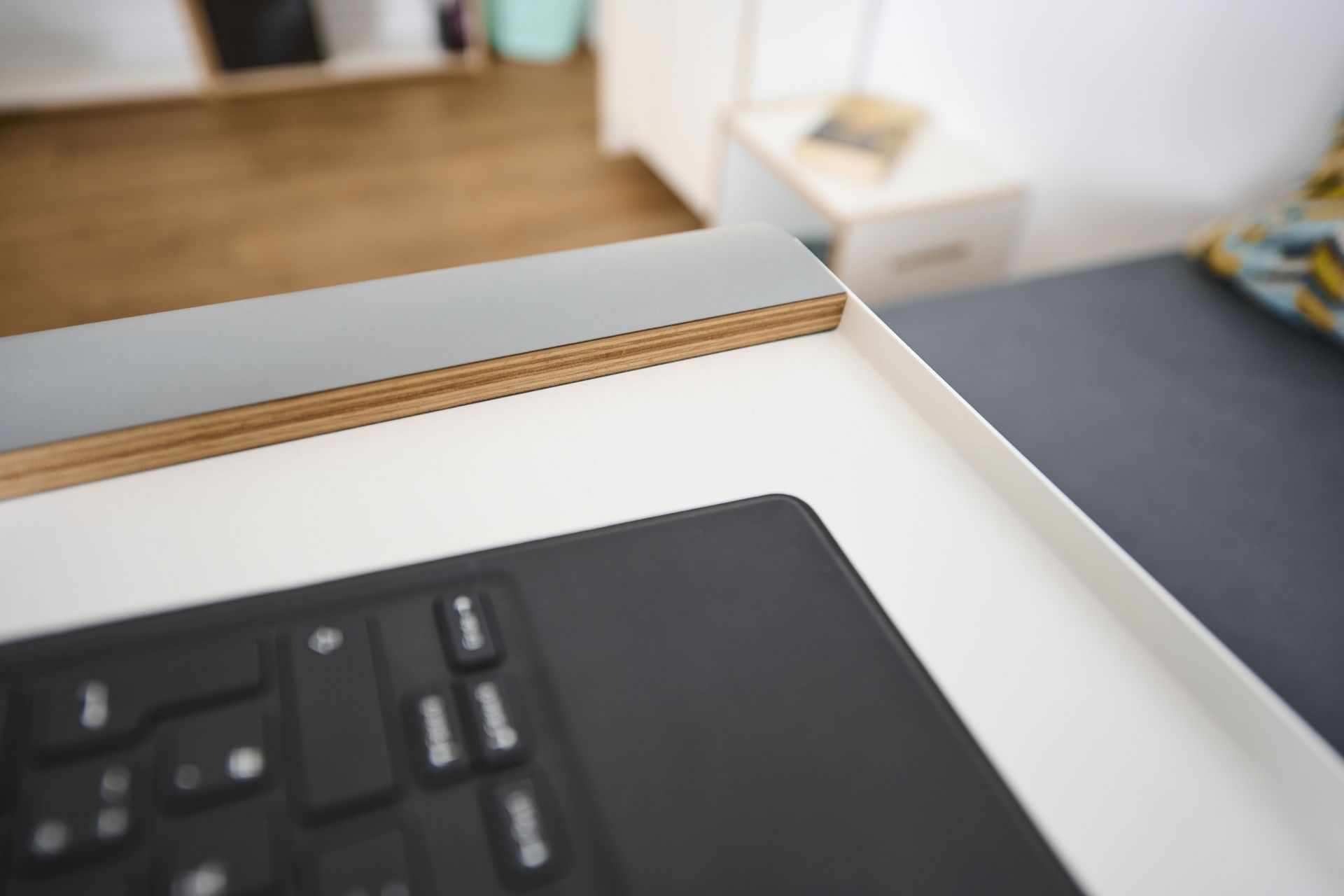Nahaufnahme des Tojo Notebook-Tabletts: Weißes Serviertablett mit grauer Umrandung und schwarzer Tastatur für Laptop oder Frühstück.