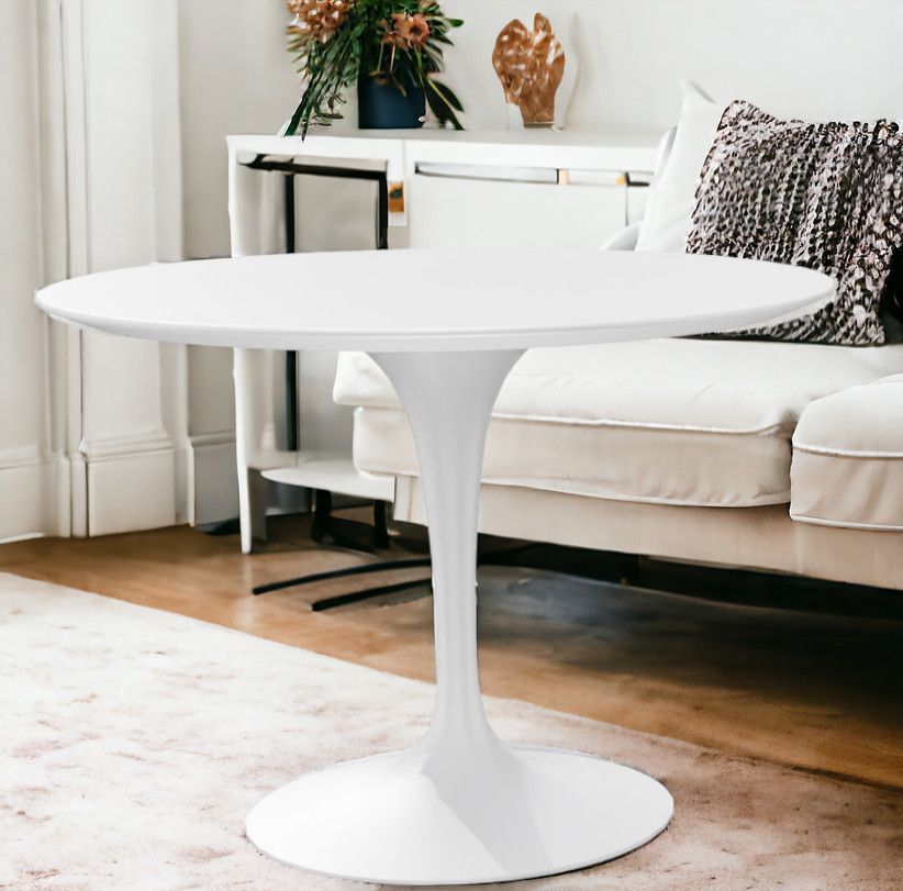 Weißer, runder Saarinen Esstisch mit Mittelfuß in modernem Wohnzimmer, Durchmesser 107 cm, Höhe 65 cm.