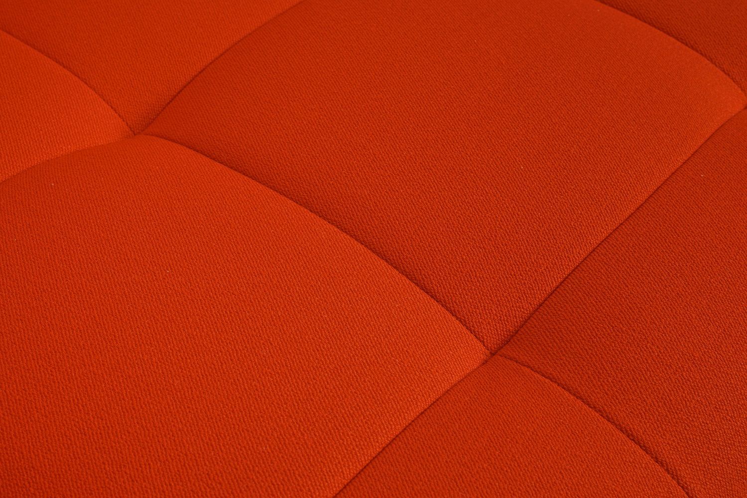 Detailaufnahme des orangefarbenen Stoffbezugs vom Quilton Lift Sofa 2-Sitzer von Hay, gestepptes Muster.