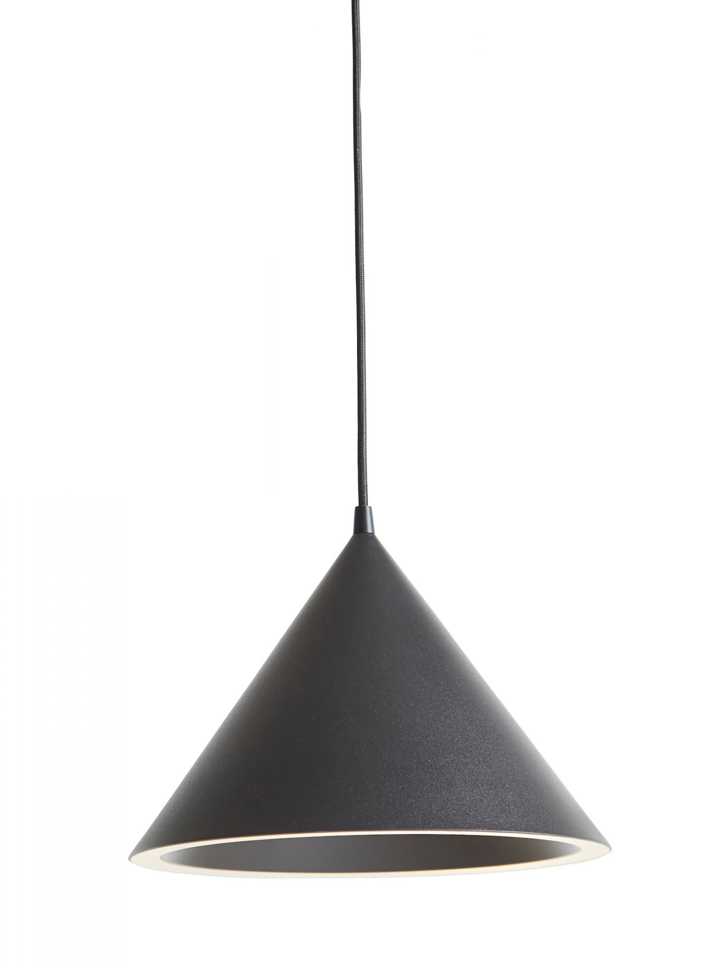 Schwarze Annular Pendelleuchte von Woud: Kegelförmige Hängelampe mit minimalistischem Design für moderne Innenräume.