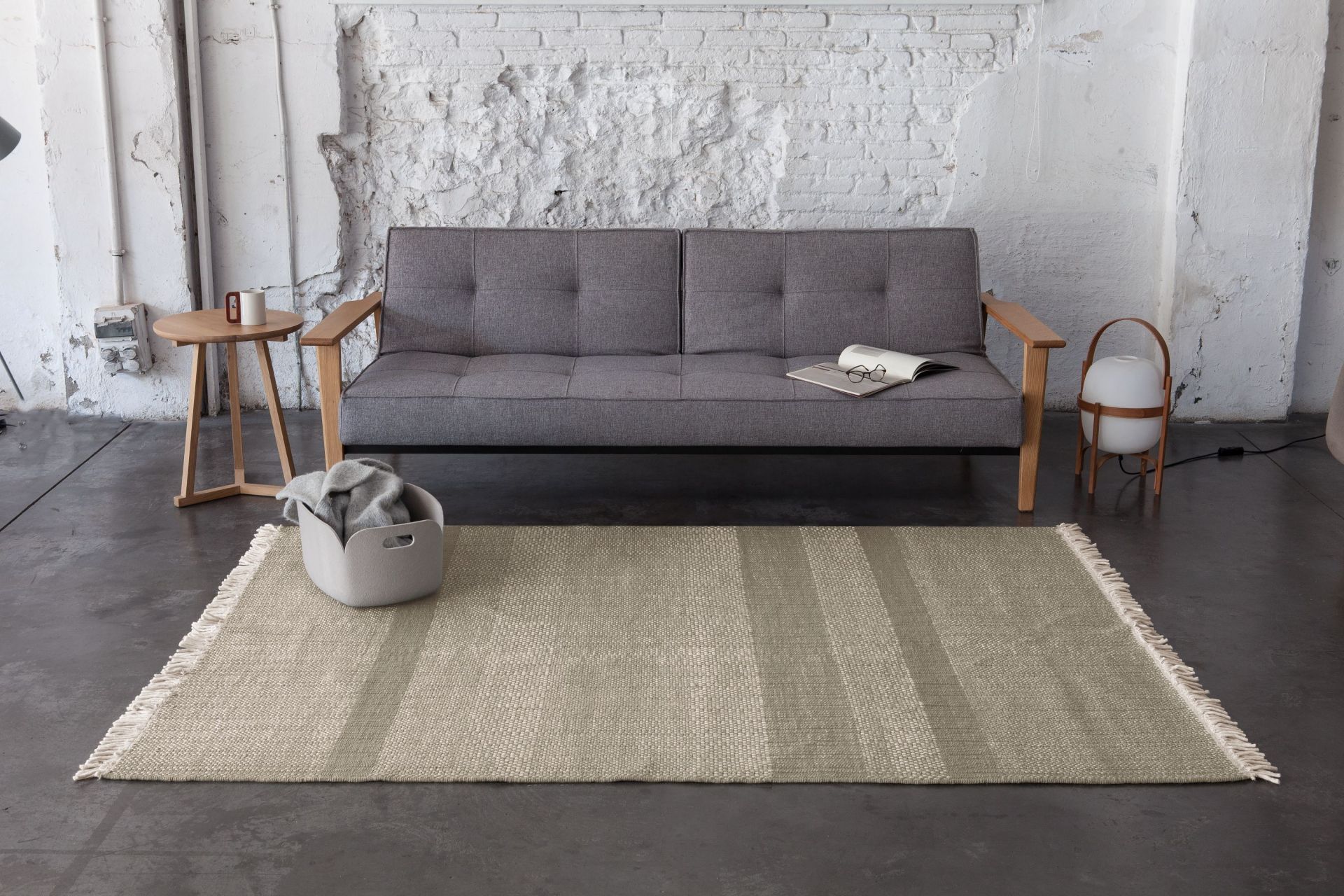 Nanimarquina Tres Texture Teppich Grün 250x350 cm im Wohnzimmer mit Sofa und Dekoration.