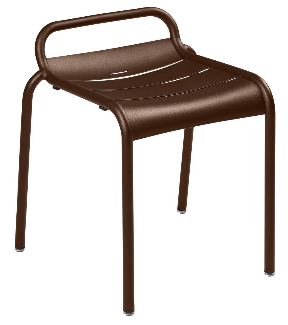 Luxembourg Hocker von Fermob für den Außenbereich, brauner Metallhocker mit Lattenmuster.