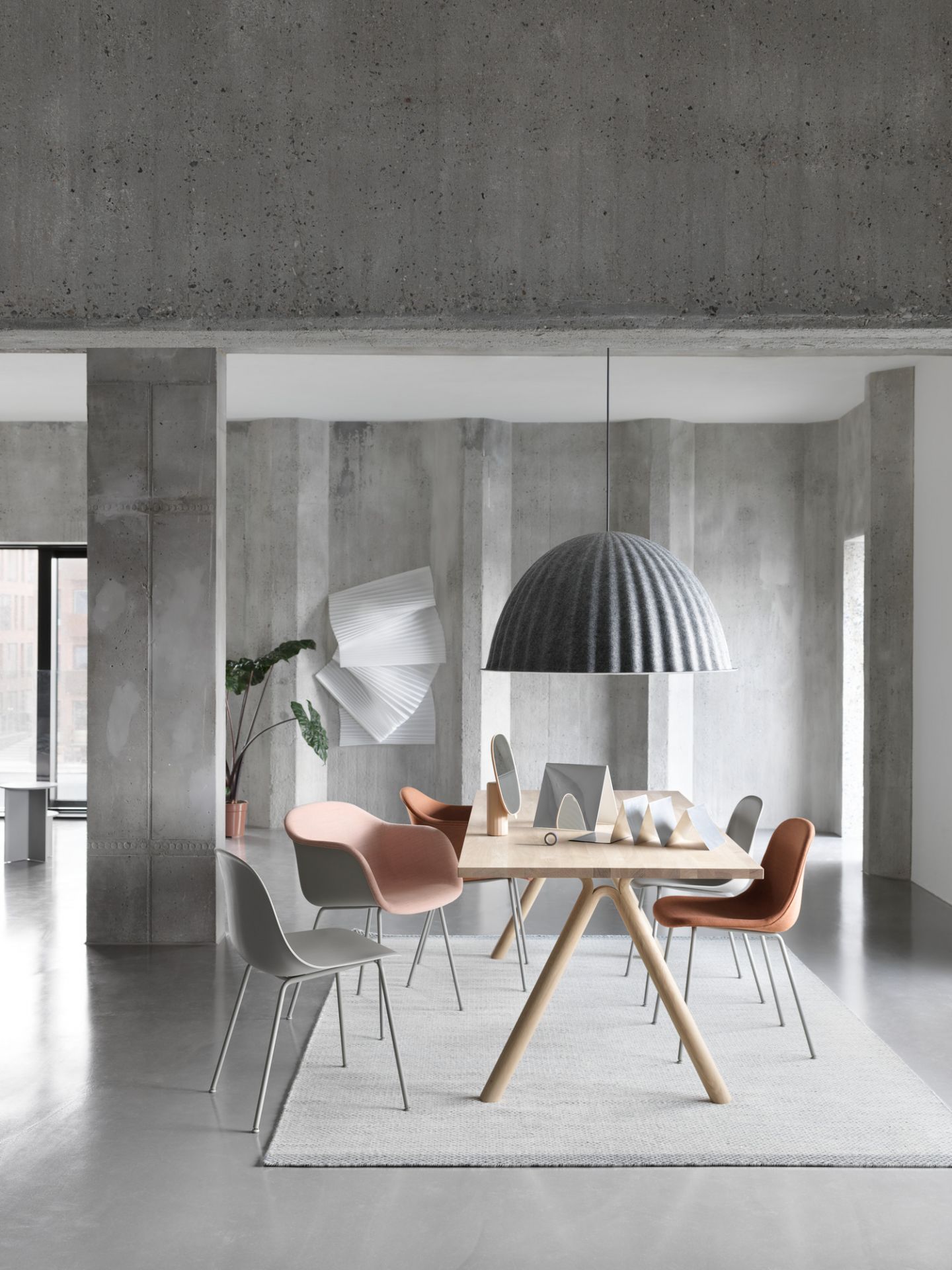 Innenaufnahme eines Esszimmers mit Fiber Side Chairs von Muuto in Grau und Rosa.