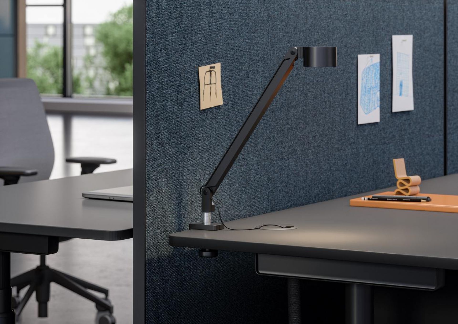 Vitra Tyde Stehtisch 180 cm mit Lampe und Akustikwand für modernes Büro, ergonomischer Arbeitsplatz.