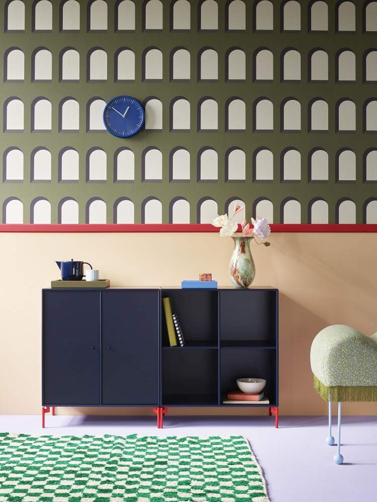 Blaues Sideboard "Pair" von Montana mit roten Füßen in modernem Wohnzimmer.
