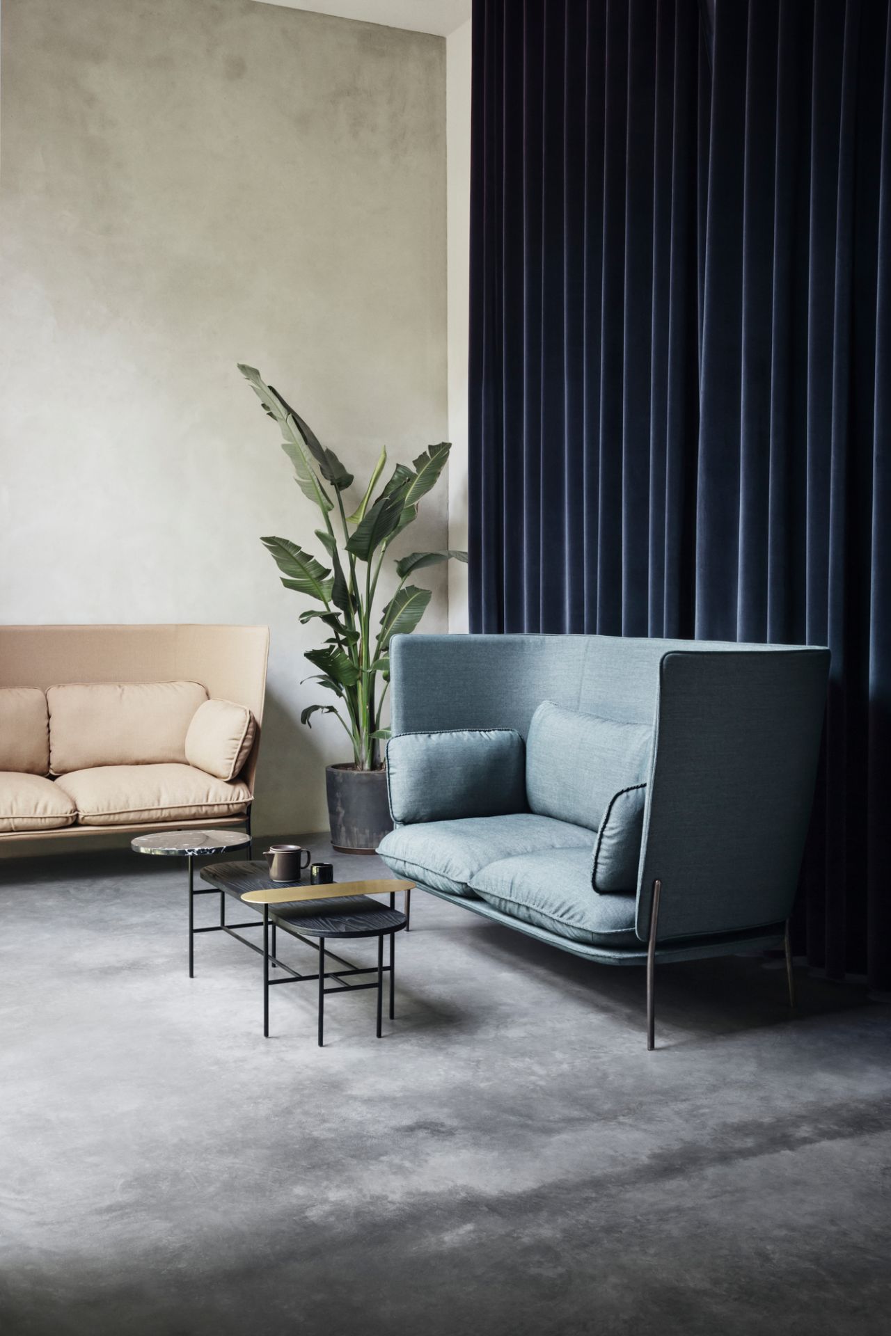 Blaues Cloud Sofa mit hoher Rückenlehne von AndTradition, modernes Design für Wohnzimmer und Büro.