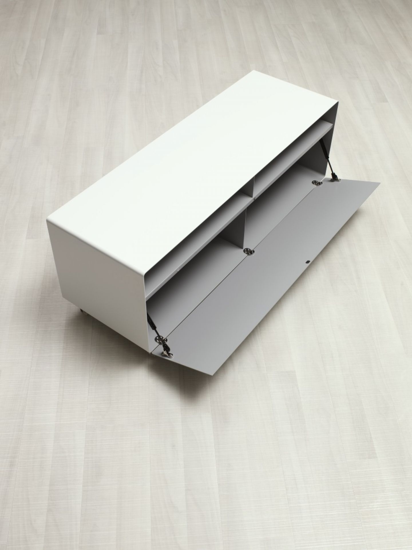 Weißes R 109N Sideboard von Müller Möbelfabrikation mit offener Klappe und grauen Fächern. Modernes Möbelstück für Wohnraum.