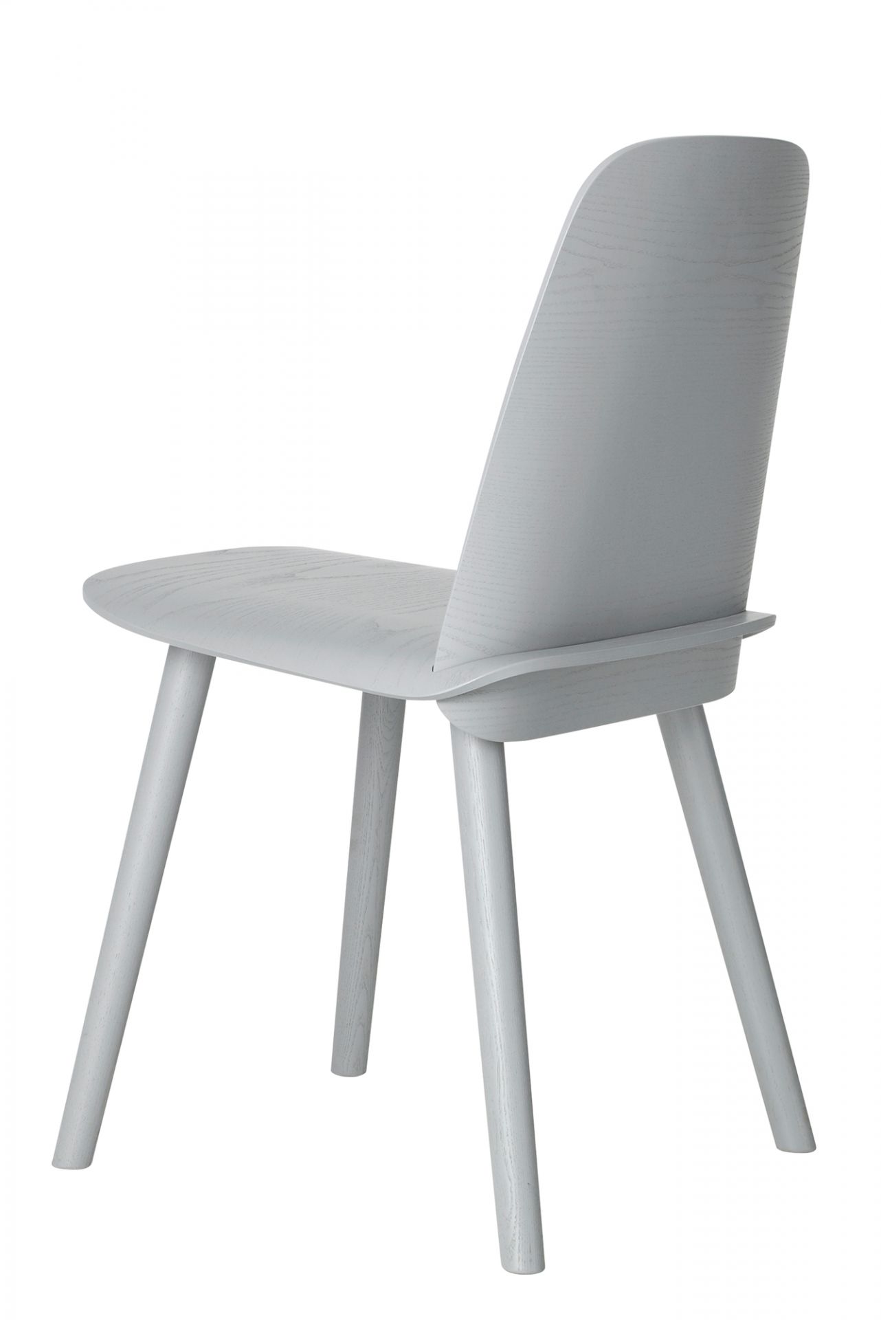 Nerd Chair Stuhl von Muuto, hellgrauer Holzstuhl mit minimalistischem Design, Ansicht von hinten.