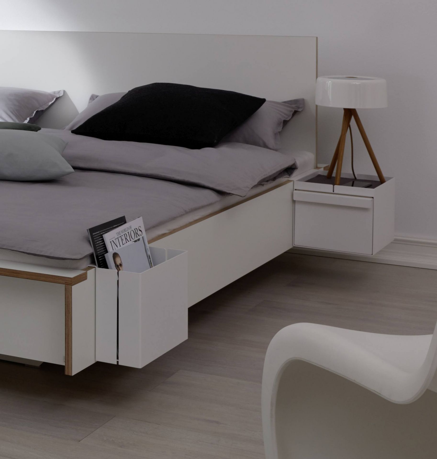 Flai Add-On Element von Müller Möbelwerkstätten mit Schubkasten und Magazinablage am Bett.