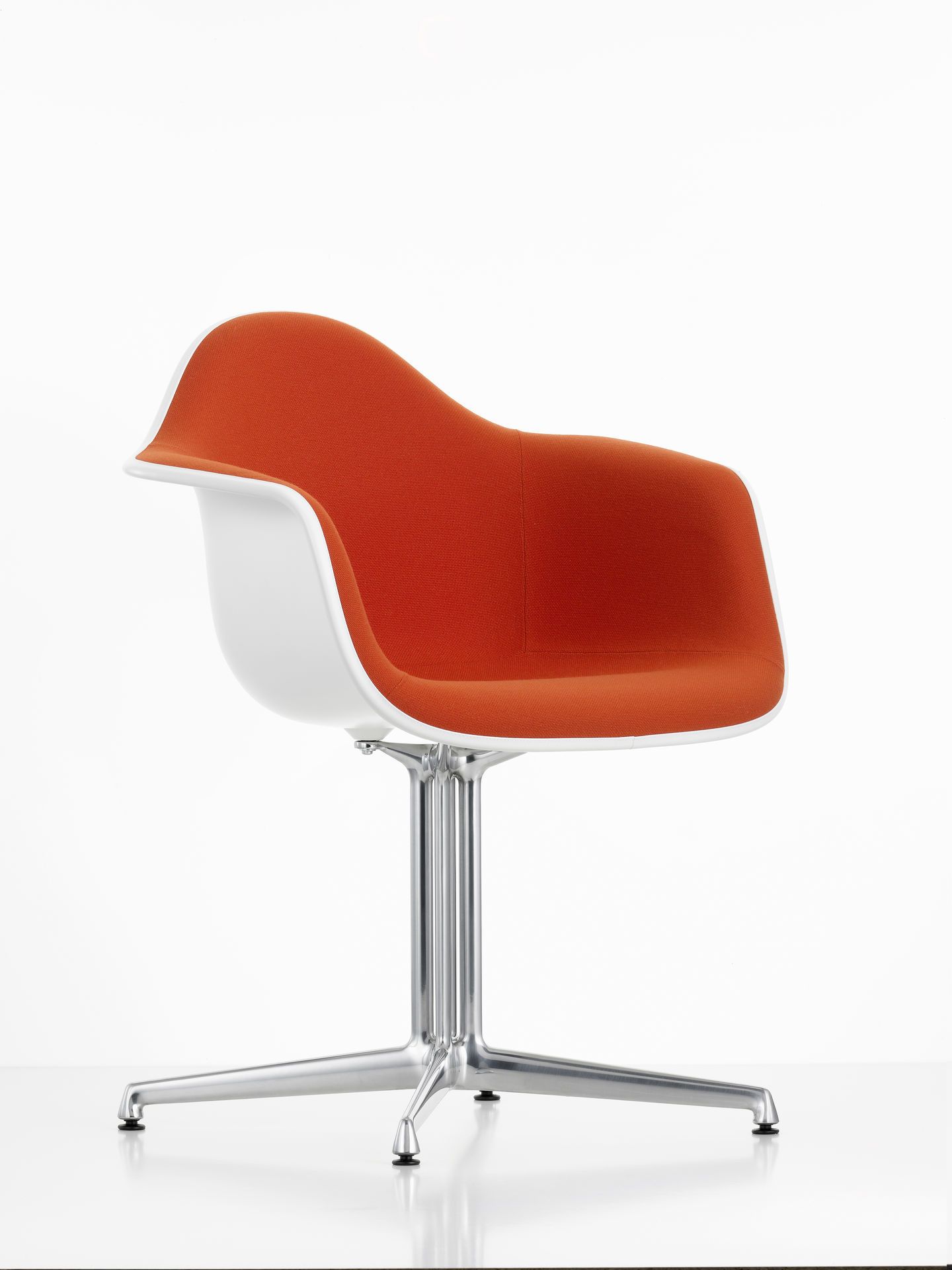 Vitra Eames Arm Chair DAL, vollgepolstert in Orange, mit weißer Sitzschale und Aluminiumfuß.