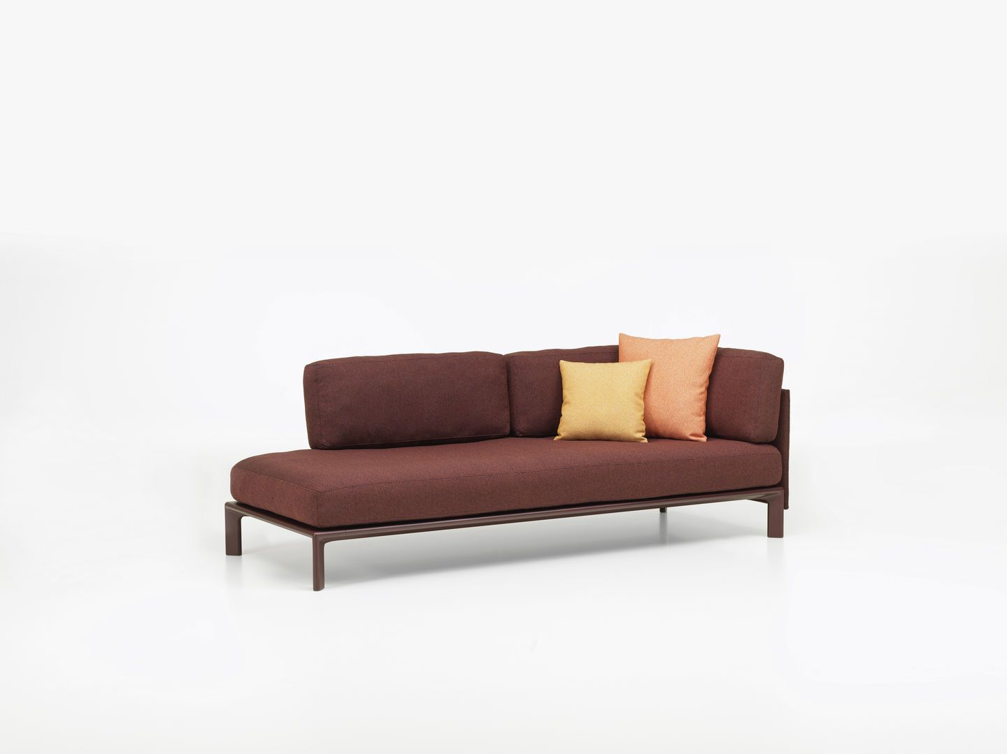 Vitra Anagram Sofa Plattform 90x180 cm, modernes braunes Lounge Sofa mit farbigen Kissen.