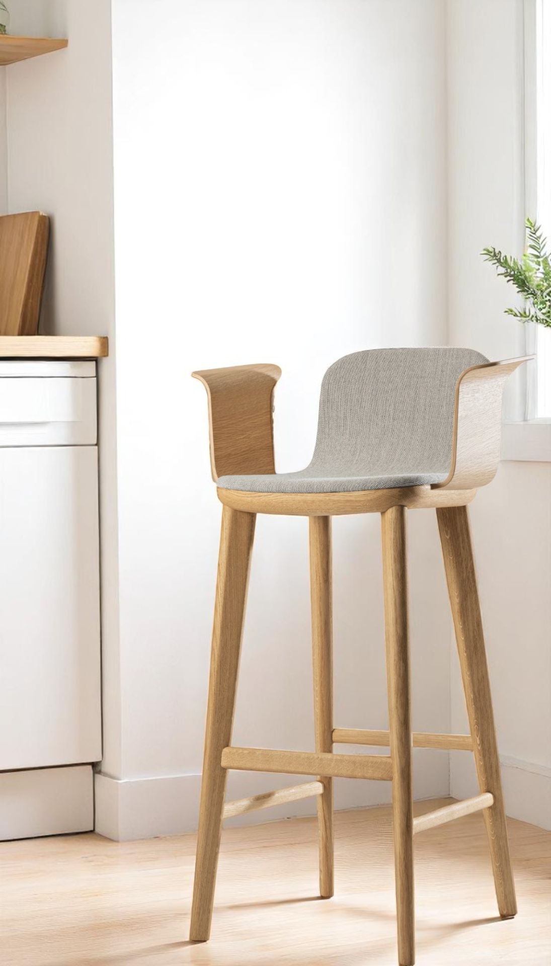 Aeon Comfort Barstool Barhocker mit Armlehnen, vollgepolstert, Holzgestell, grauer Sitzbezug, moderne Kücheneinrichtung.