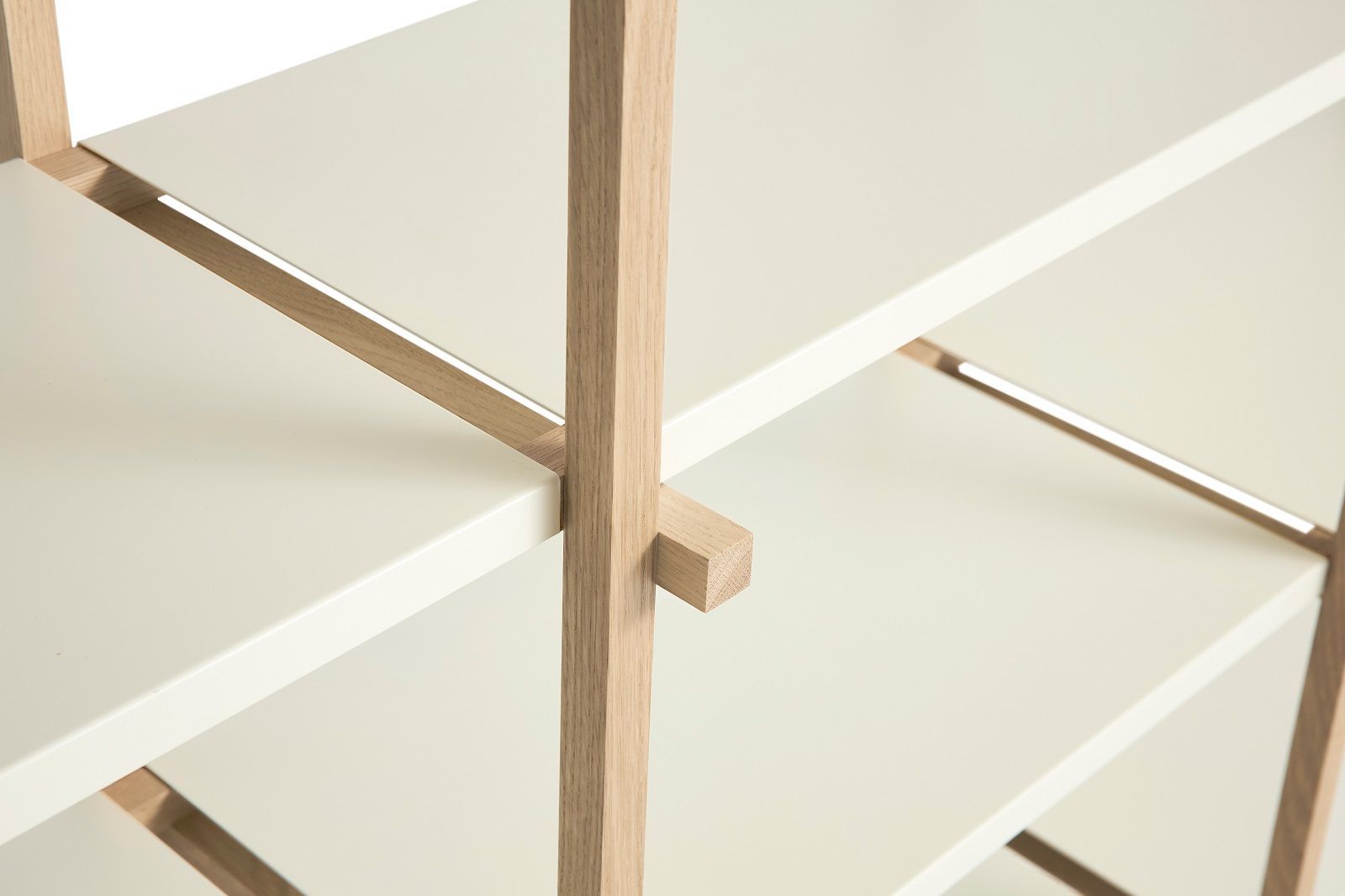 Detailaufnahme des Woody Regals von Hay mit hellen Regalböden und Holzrahmen.