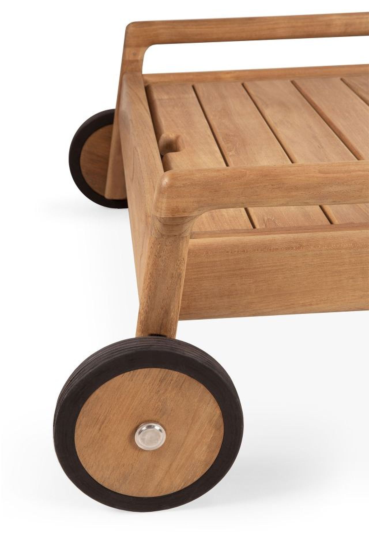 Detailaufnahme der Ethnicraft Jack Outdoor Liege aus Teakholz mit Rädern.