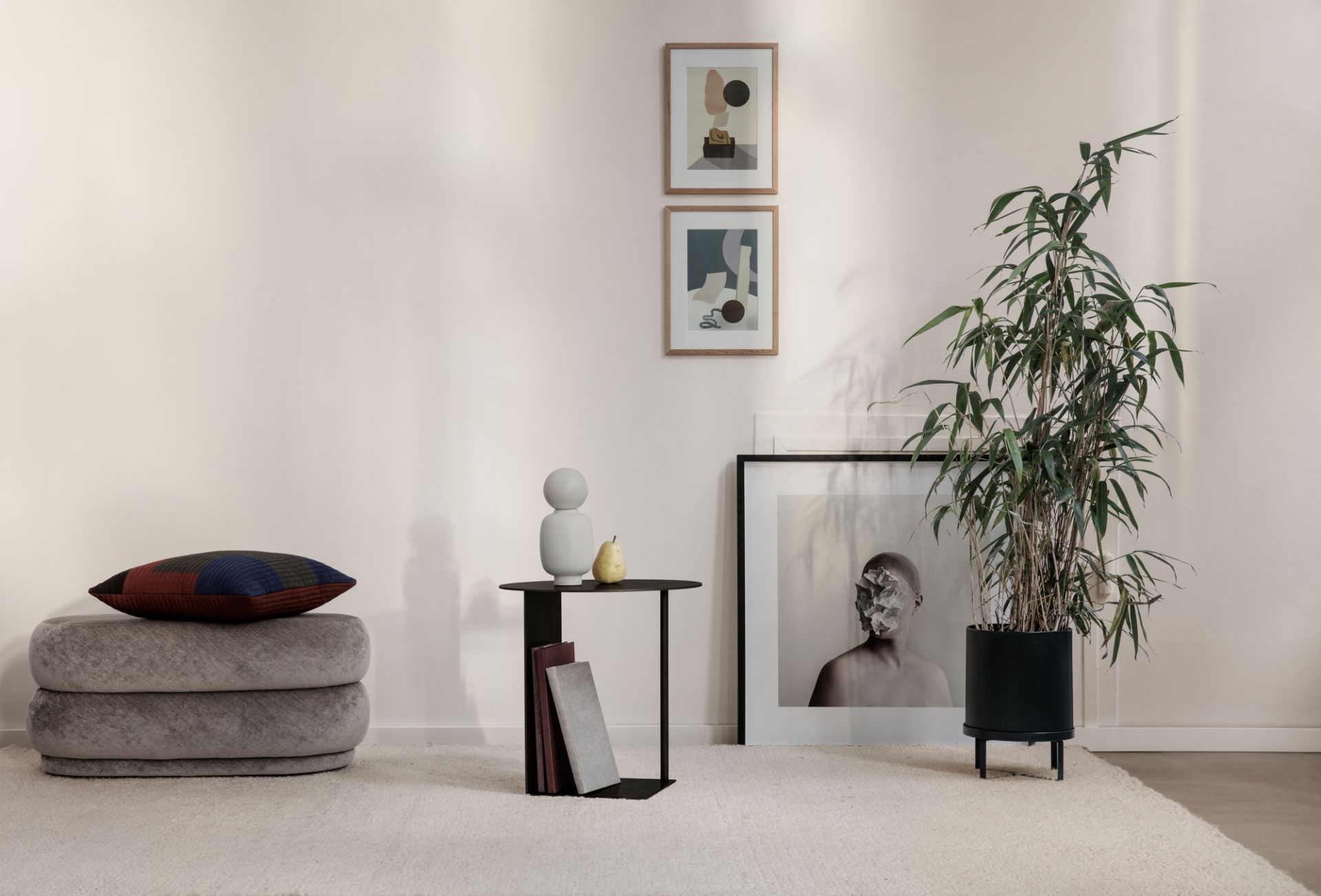 Großer, schwarzer Ferm Living Bau Pot Blumentopf mit Zimmerpflanze in stilvollem Wohnambiente.