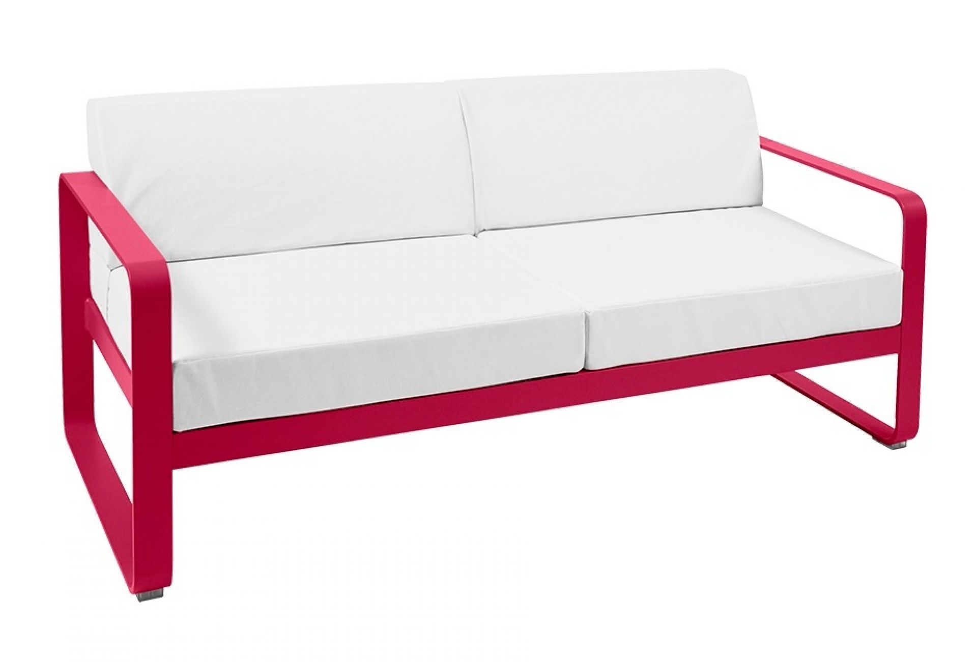 Bellevie Sofa: Rotes 2-Sitzer Outdoor Sofa von Fermob mit weißen Polstern für Garten und Terrasse.