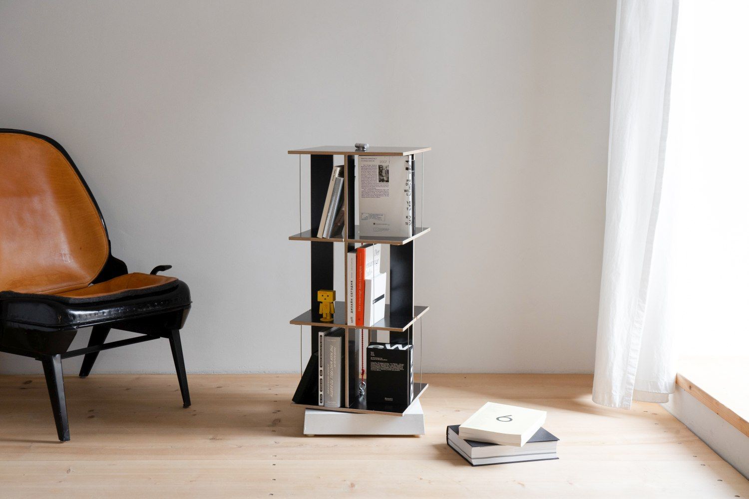 Boekentoren met letters, dvd-rek van Nils Holger Moormann