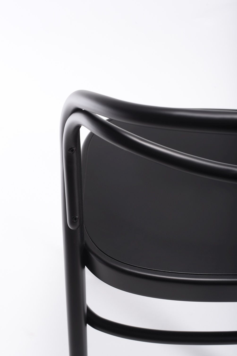 Detailaufnahme vom Beaulieu Stuhl von Wiener GTV Design, schwarzes Gestell und Sitzfläche.