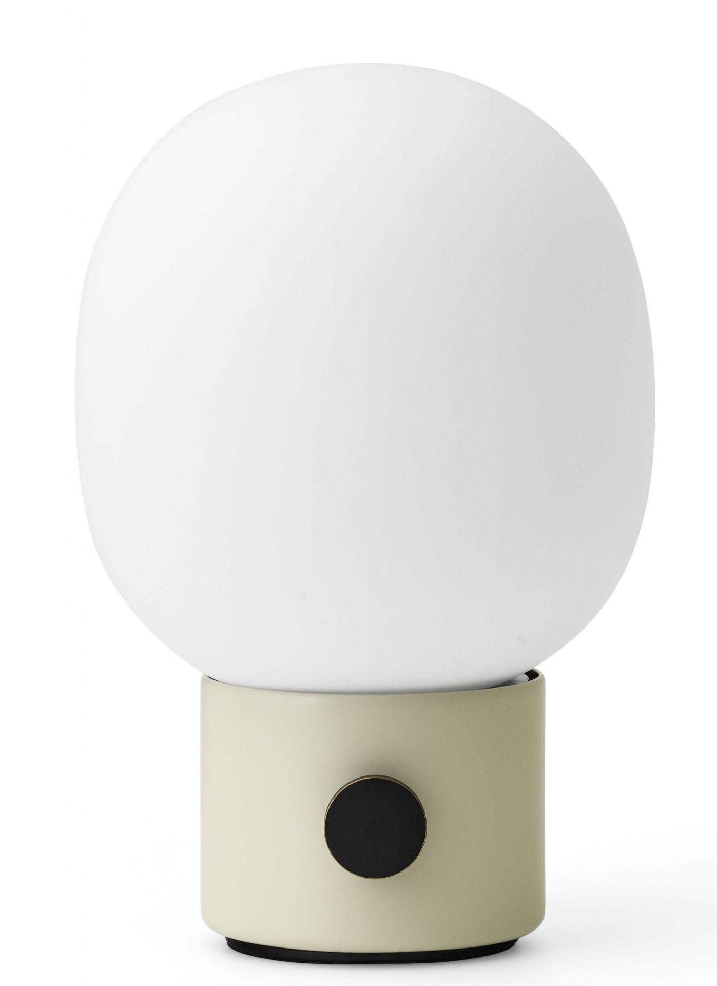 JWDA Tischleuchte tragbar Alabasterweiß von Audo: Moderne Lampe mit rundem Lampenschirm und beigem Sockel.