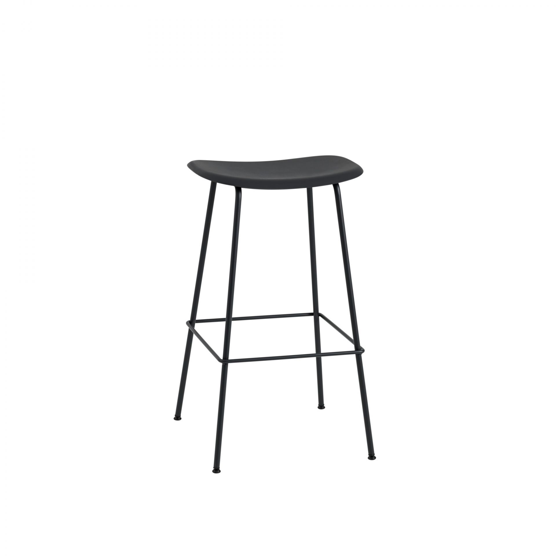 Schwarzer Fiber Bar Stool Barhocker von Muuto mit minimalistischem Design und schwarzem Stahlgestell.
