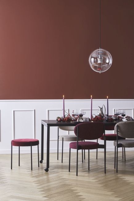 Panton Move Table Esstisch Rollbar von Verpan mit Stühlen und festlicher Dekoration im Esszimmer.